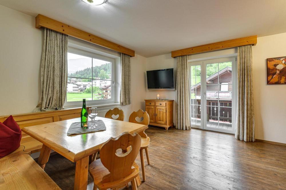 Apartment In Fuegen With A Shared Wellness Exteriör bild