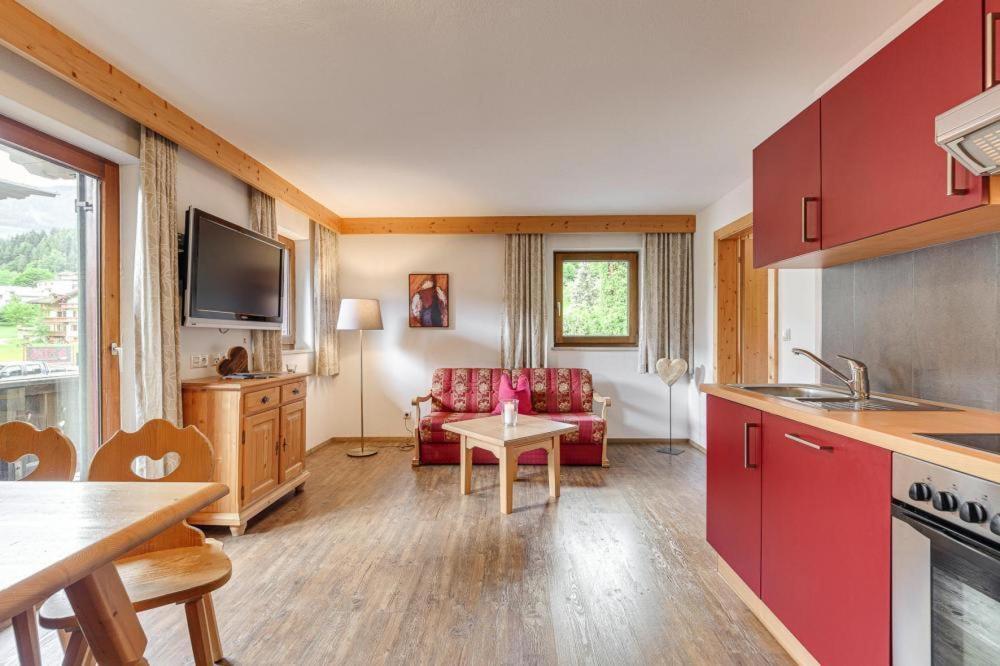 Apartment In Fuegen With A Shared Wellness Exteriör bild