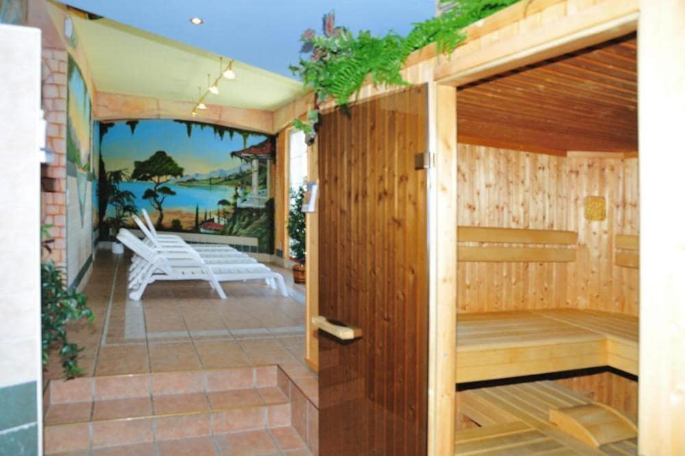 Apartment In Fuegen With A Shared Wellness Exteriör bild