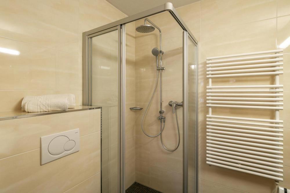 Apartment In Fuegen With A Shared Wellness Exteriör bild