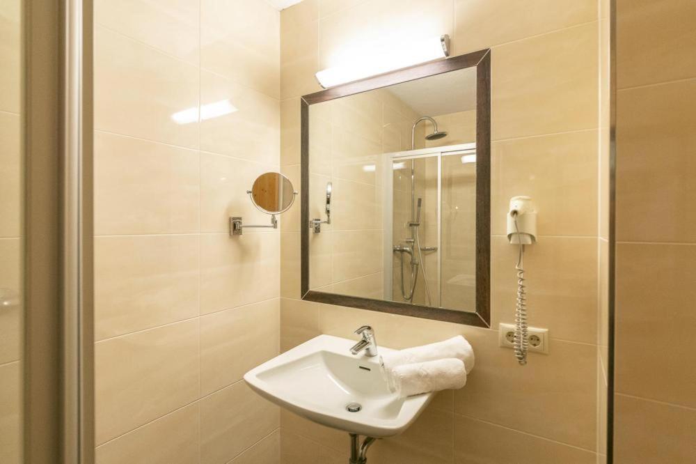 Apartment In Fuegen With A Shared Wellness Exteriör bild